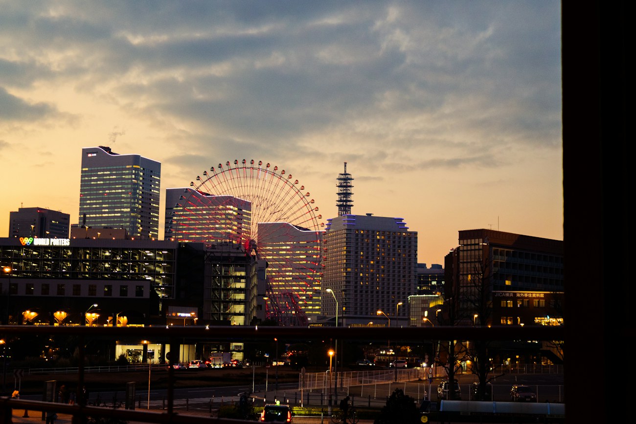 夕暮れの横浜の街並みと観覧車